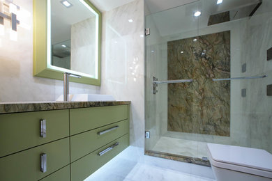 Modelo de cuarto de baño principal contemporáneo pequeño con armarios con paneles lisos, puertas de armario verdes, baldosas y/o azulejos blancos, baldosas y/o azulejos de mármol, bañera con patas y encimera de cuarcita