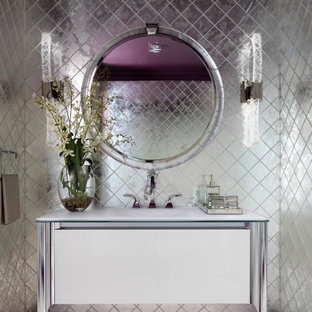 Modernes Badezimmer mit flächenbündigen Schrankfronten, weißen Schränken, grauen Fliesen, Spiegelfliesen, integriertem Waschbecken, grauem Boden, weißer Waschtischplatte, Einzelwaschbecken und freistehendem Waschtisch in Miami