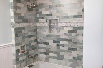 Idee per una grande stanza da bagno padronale contemporanea con vasca ad alcova, vasca/doccia, WC monopezzo, pareti bianche e pavimento in marmo