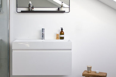 Diseño de cuarto de baño actual con baldosas y/o azulejos grises y baldosas y/o azulejos de porcelana