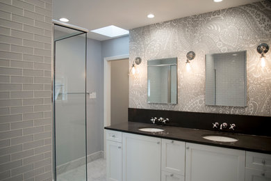 Foto de cuarto de baño principal tradicional renovado de tamaño medio con armarios con paneles empotrados, puertas de armario blancas y baldosas y/o azulejos de cemento