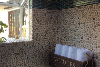 Mittelgroßes Klassisches Badezimmer En Suite mit Einbaubadewanne, farbigen Fliesen, Steinfliesen und brauner Wandfarbe in Sacramento