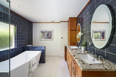 На фото: ванная комната в стиле неоклассика (современная классика) с