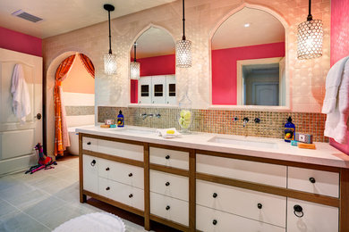 サクラメントにある地中海スタイルのおしゃれな浴室の写真