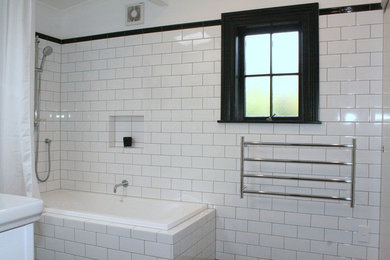 Cette photo montre une salle de bain chic.