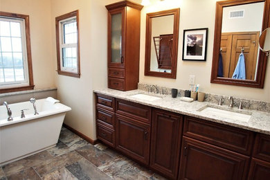 Пример оригинального дизайна: большая главная ванная комната в классическом стиле с фасадами с выступающей филенкой, фасадами цвета дерева среднего тона, отдельно стоящей ванной, душем в нише, раздельным унитазом, бежевой плиткой, керамогранитной плиткой, оранжевыми стенами, полом из керамогранита, врезной раковиной, столешницей из кварцита, разноцветным полом и душем с распашными дверями