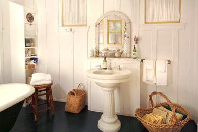 Example of a country bathroom design in San Francisco