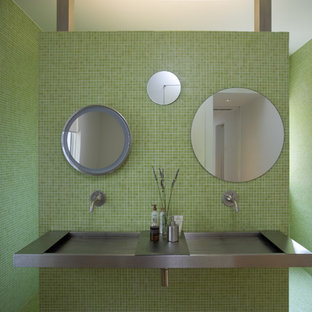 Inredning av ett modernt stort grå grått en-suite badrum, med mosaik, ett integrerad handfat, öppna hyllor, grå skåp, en öppen dusch, grön kakel, gröna väggar, mosaikgolv, bänkskiva i rostfritt stål, grönt golv och med dusch som är öppen