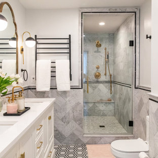 Exempel på ett klassiskt vit vitt en-suite badrum, med luckor med profilerade fronter, vita skåp, en dusch i en alkov, marmorkakel, marmorgolv och dusch med gångjärnsdörr