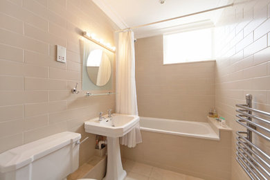 ロンドンにある高級な中くらいなコンテンポラリースタイルのおしゃれな浴室の写真