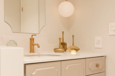 Diseño de cuarto de baño único vintage pequeño con armarios con paneles lisos, puertas de armario grises y aseo y ducha