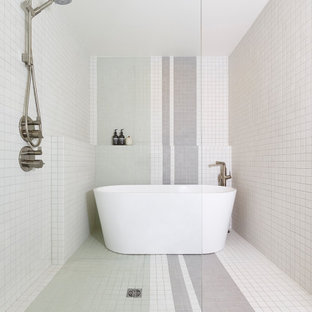 Modern inredning av ett mellanstort en-suite badrum, med ett fristående badkar, våtrum, flerfärgad kakel, mosaik, vita väggar, mosaikgolv, flerfärgat golv och med dusch som är öppen