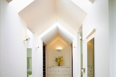 Immagine di una stanza da bagno contemporanea con lavabo a colonna, ante lisce, ante bianche, pareti bianche, parquet chiaro e top in legno