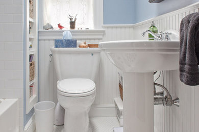 Ejemplo de cuarto de baño infantil tradicional pequeño con lavabo con pedestal, baldosas y/o azulejos blancos, baldosas y/o azulejos de cerámica y suelo con mosaicos de baldosas