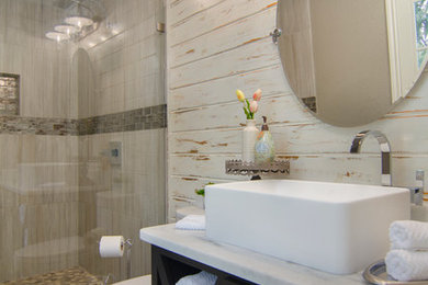 ダラスにあるカントリー風のおしゃれな浴室 (オープン型シャワー、グレーのタイル、マルチカラーの壁) の写真