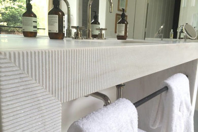 Diseño de cuarto de baño principal contemporáneo con armarios abiertos, lavabo encastrado y encimera de mármol