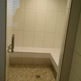 Inspiration för ett mellanstort funkis badrum, med kakel i småsten, en hörndusch, beige kakel och klinkergolv i småsten