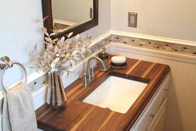 Foto de cuarto de baño tradicional con encimera de madera