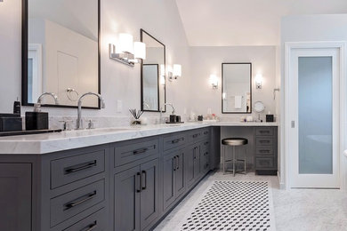 Ejemplo de cuarto de baño principal y azulejo de dos tonos tradicional renovado con armarios estilo shaker, puertas de armario grises, paredes blancas, lavabo bajoencimera, encimeras blancas, baldosas y/o azulejos grises y encimera de mármol