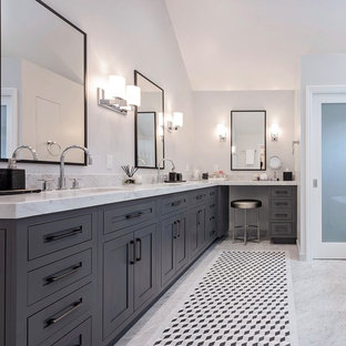 Idéer för att renovera ett vintage vit vitt en-suite badrum, med skåp i shakerstil, grå skåp, vita väggar, ett undermonterad handfat, grå kakel och marmorbänkskiva