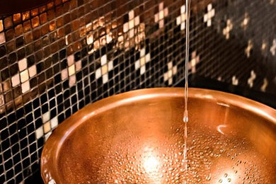 Cette image montre une petite salle de bain principale minimaliste avec un placard en trompe-l'oeil, des portes de placard noires, une baignoire indépendante, une douche d'angle et un carrelage en pâte de verre.