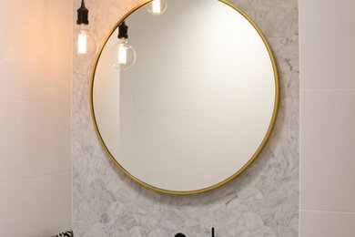Inredning av ett modernt litet brun brunt badrum med dusch, med möbel-liknande, skåp i mellenmörkt trä, flerfärgad kakel, keramikplattor, vita väggar, klinkergolv i keramik, ett fristående handfat och träbänkskiva