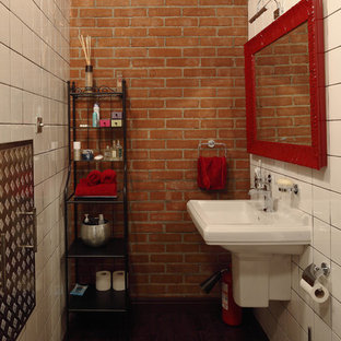 Ejemplo de cuarto de baño industrial con lavabo suspendido, baldosas y/o azulejos blancos y suelo de madera oscura