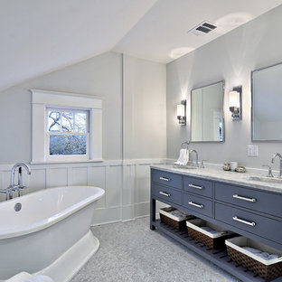 Foto di una stanza da bagno padronale classica di medie dimensioni con vasca freestanding, top in marmo, piastrelle grigie, ante blu e ante lisce