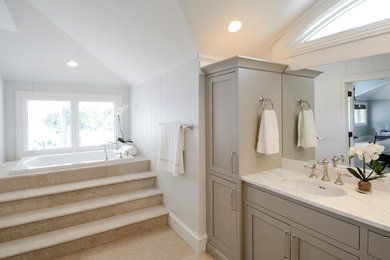 Idée de décoration pour une grande salle de bain principale tradition avec un placard à porte shaker, des portes de placard grises, une douche d'angle, un mur blanc, un sol en carrelage de céramique, un lavabo encastré et un plan de toilette en marbre.