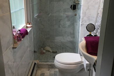 フィラデルフィアにあるお手頃価格の小さなコンテンポラリースタイルのおしゃれなバスルーム (浴槽なし) (アルコーブ型シャワー、分離型トイレ、白いタイル、石タイル、大理石の床) の写真