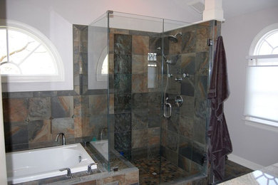 Exemple d'une grande salle de bain principale tendance avec une baignoire posée, une douche d'angle, un carrelage marron, un carrelage beige, un carrelage gris, un carrelage de pierre, un mur violet, un sol en ardoise, un plan de toilette en granite et une cabine de douche à porte battante.