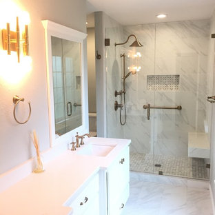 Inspiration för ett stort vintage vit vitt en-suite badrum, med skåp i shakerstil, vita skåp, en dusch i en alkov, vit kakel, marmorkakel, beige väggar, marmorgolv, ett undermonterad handfat, marmorbänkskiva, vitt golv och dusch med gångjärnsdörr