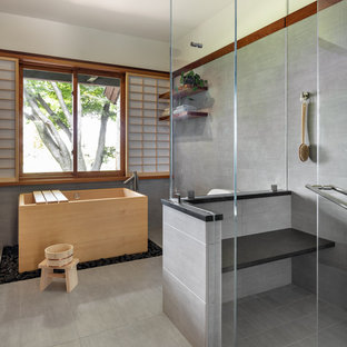 Foto på ett orientaliskt en-suite badrum, med ett japanskt badkar, en öppen dusch, vita väggar, grått golv och med dusch som är öppen