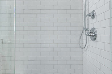 Idee per una stanza da bagno chic con doccia aperta, piastrelle rosse, piastrelle in ceramica e doccia aperta