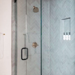 Inspiration för mellanstora rustika blått en-suite badrum, med en dusch i en alkov, vit kakel, vita väggar, kaklad bänkskiva, beiget golv, dusch med gångjärnsdörr och blå skåp