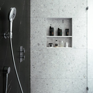 Idéer för funkis vitt en-suite badrum, med släta luckor, vita skåp, ett fristående badkar, en kantlös dusch, en toalettstol med hel cisternkåpa, vit kakel, marmorkakel, vita väggar, terrazzogolv, ett fristående handfat, bänkskiva i kvarts, vitt golv och dusch med skjutdörr