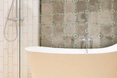 Cette photo montre une salle de bain éclectique avec une baignoire indépendante, une douche ouverte, un carrelage vert, un carrelage gris, des carreaux de céramique, un sol en carrelage de céramique, un sol jaune et aucune cabine.