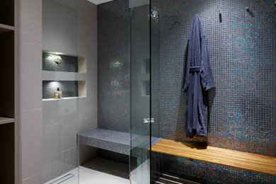 Exemple d'une salle de bain tendance avec une douche à l'italienne et mosaïque.