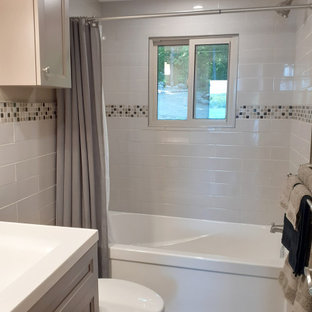 Kleines Modernes Badezimmer En Suite mit Schrankfronten im Shaker-Stil, grauen Schränken, Duschbadewanne, Toilette mit Aufsatzspülkasten, grauen Fliesen, Keramikfliesen, grauer Wandfarbe, Vinylboden, Einbauwaschbecken, Marmor-Waschbecken/Waschtisch, grauem Boden, Duschvorhang-Duschabtrennung, weißer Waschtischplatte, Einzelwaschbecken und freistehendem Waschtisch in Sonstige