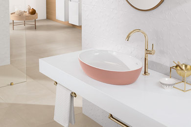 Ejemplo de cuarto de baño beige y rosa contemporáneo