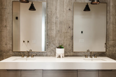 Ejemplo de cuarto de baño principal, doble y a medida minimalista pequeño con armarios con paneles lisos y puertas de armario grises