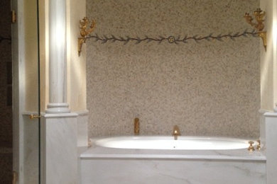 Cette photo montre une douche en alcôve principale chic de taille moyenne avec un lavabo encastré, un placard à porte vitrée, un plan de toilette en marbre, un bain bouillonnant, un bidet, un carrelage blanc, mosaïque, un mur jaune et un sol en marbre.