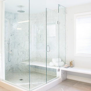 Immagine di una grande stanza da bagno padronale scandinava con ante lisce, ante in legno chiaro, vasca freestanding, doccia ad angolo, WC a due pezzi, piastrelle grigie, piastrelle bianche, piastrelle di vetro, pareti bianche, pavimento in cementine, lavabo sottopiano e top in superficie solida