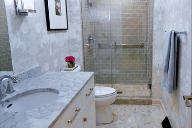 Свежая идея для дизайна: главная ванная комната среднего размера в стиле неоклассика (современная классика) с плоскими фасадами, белыми фасадами, открытым душем, раздельным унитазом, серой плиткой, плиткой кабанчик, серыми стенами, мраморным полом, врезной раковиной, мраморной столешницей, серым полом и душем с распашными дверями - отличное фото интерьера