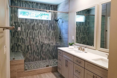 Diseño de cuarto de baño contemporáneo de tamaño medio con armarios estilo shaker, aseo y ducha, ducha empotrada, baldosas y/o azulejos grises, lavabo bajoencimera, suelo beige, ducha con puerta corredera y encimeras blancas