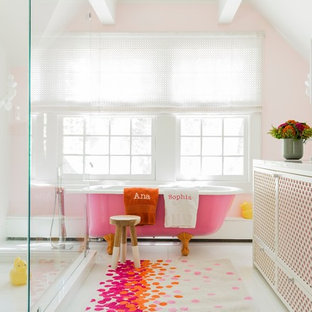 Esempio di una stanza da bagno per bambini chic con vasca freestanding, piastrelle multicolore, piastrelle arancioni, piastrelle rosa e pareti rosa