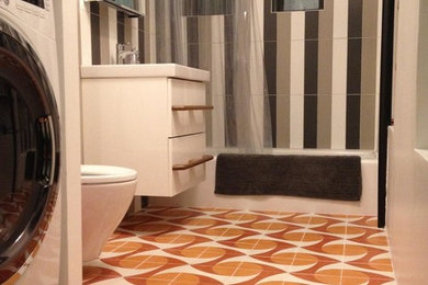Foto de cuarto de baño principal moderno con sanitario de dos piezas, baldosas y/o azulejos naranja, baldosas y/o azulejos de cemento y suelo de cemento