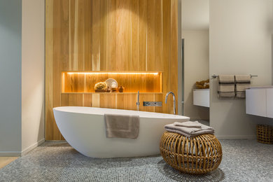 Großes Modernes Badezimmer En Suite mit flächenbündigen Schrankfronten, weißen Schränken, freistehender Badewanne, blauen Fliesen, Mosaikfliesen, weißer Wandfarbe und Mosaik-Bodenfliesen in New York