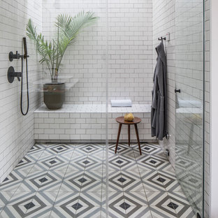 Ispirazione per una stanza da bagno padronale nordica con doccia a filo pavimento, piastrelle diamantate, pareti bianche, pavimento in cementine, porta doccia a battente, piastrelle bianche e pavimento multicolore