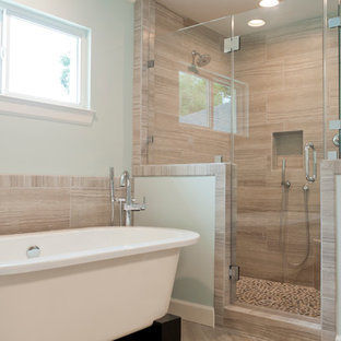 Esempio di una stanza da bagno padronale tropicale di medie dimensioni con lavabo sottopiano, ante con riquadro incassato, top in marmo, vasca freestanding, doccia ad angolo, piastrelle multicolore, piastrelle in gres porcellanato, pareti blu e pavimento in gres porcellanato